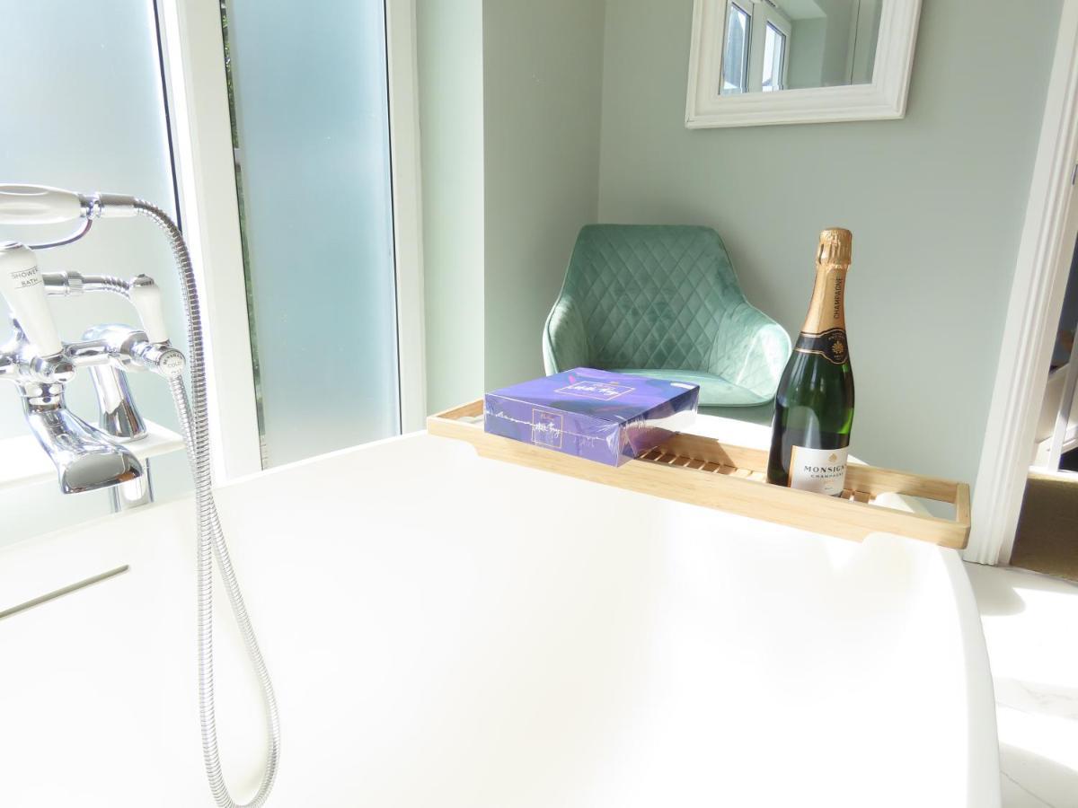 Entire Seaside Luxury Home With On Site Parking! Poole Eksteriør billede